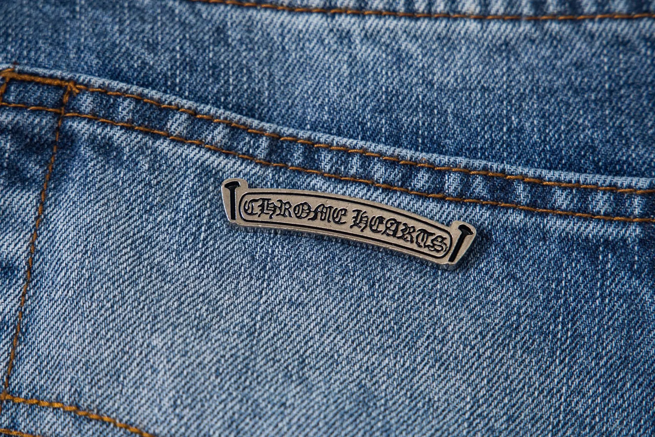 P280 High version (evergreen version) Chrome Hearts/Chrome Hearts 25FW CH Blue Pants Starry Sky Hole Laminated Leather Cross Bamboo Jeans. It adopts starry sky theme leather elements, mostly in the shape of a cross, with glitter on the leather surface. Unique design with simple and elegant details, exquisite workmanship, neat lines and in-place details on the entire pair of pants! It’s also so cool that both men and women can easily control it. It’s a gender-neutral trendy up version. Style number: 1766# Color: blue Size: 28 30 32 34 36